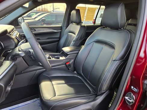 Used 2025 Jeep Grand Cherokee Limited w/ Black Appearance Package image 16