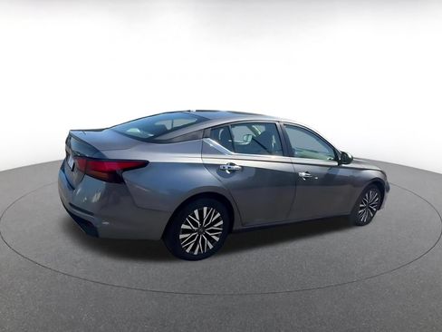 Used 2025 Nissan Altima 2.5 SV FWD image 15