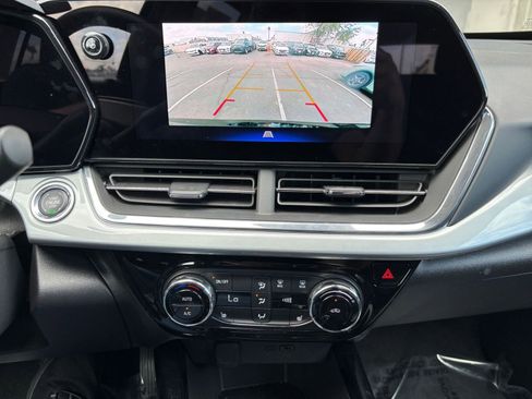 Used 2025 Chevrolet Trax LT w/ LT Convenience Package image 17