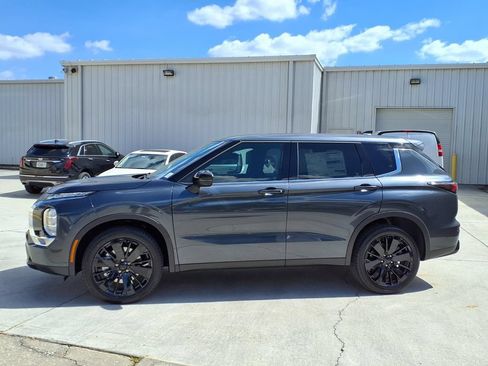 Used 2026 Mitsubishi Outlander LE FWD image 2
