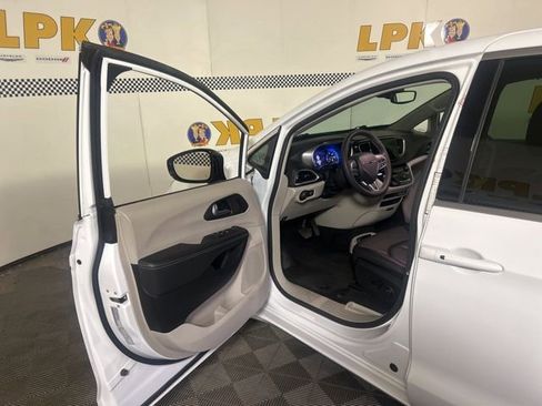 Used 2024 Chrysler Pacifica Touring-L FWD image 16