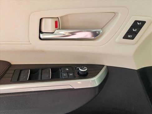Used 2021 Toyota Sienna Platinum image 6
