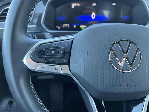 Used 2024 Volkswagen Tiguan SE w/ Panoramic Sunroof Package image 30