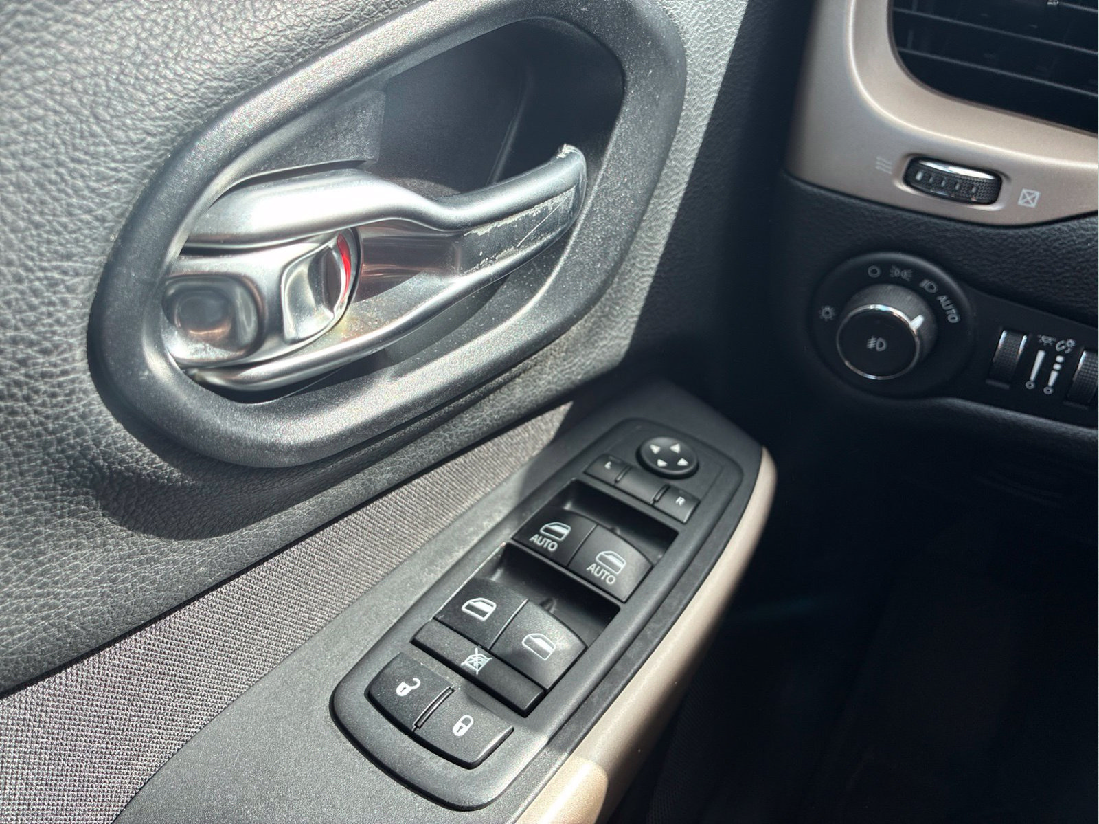 Certified 2017 Jeep Cherokee Latitude w/ Comfort/Convenience Group FWD image 22