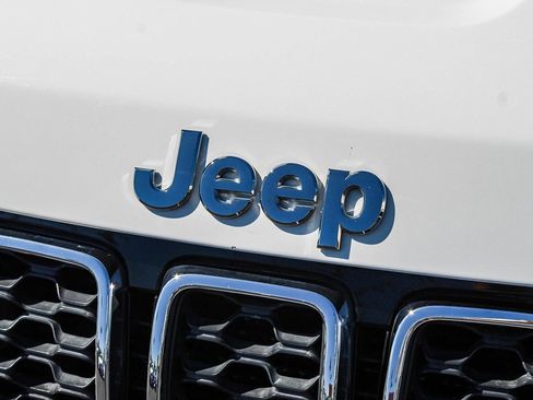 Used 2018 Jeep Grand Cherokee Laredo image 5