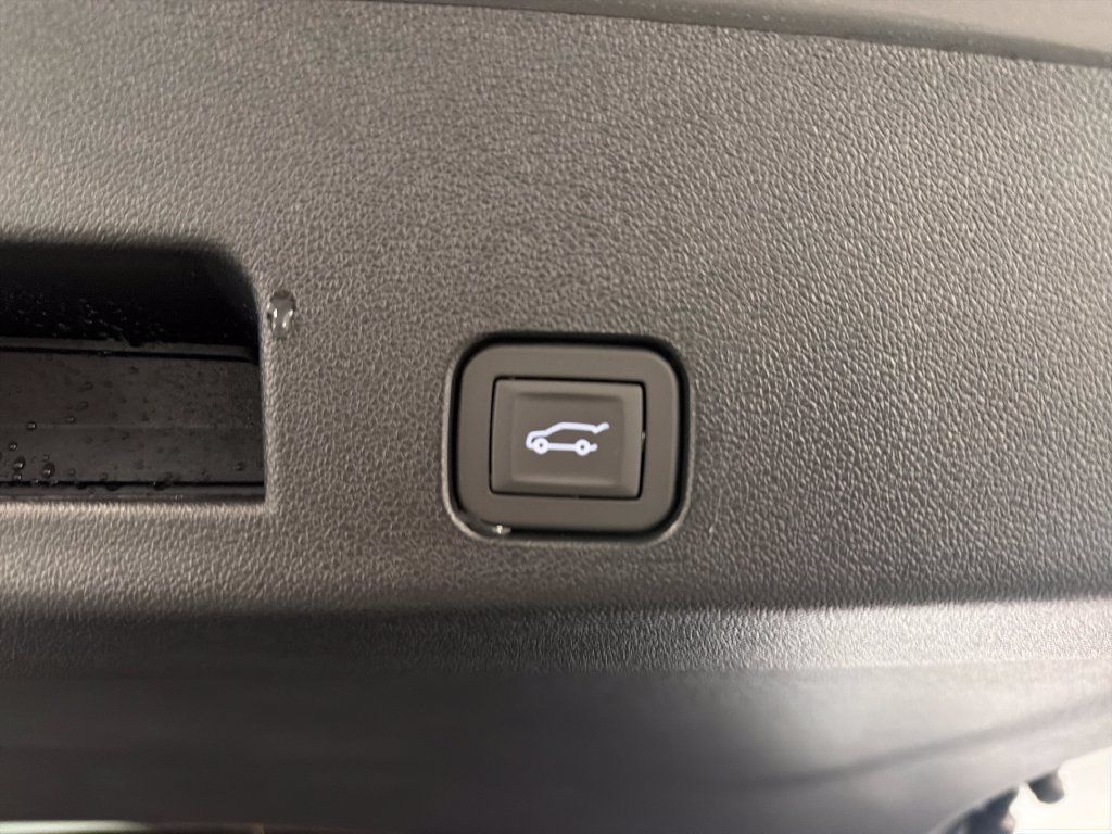 New 2027 Chevrolet Traverse LT FWD image 9