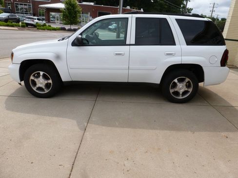 Used 2009 Chevrolet TrailBlazer LT w/ Skid Plate Package AWD/4WD image 6