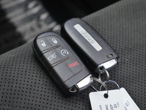 Used 2020 Jeep Grand Cherokee Trailhawk AWD/4WD image 37