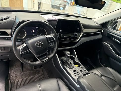 Used 2024 Toyota Highlander XLE image 6