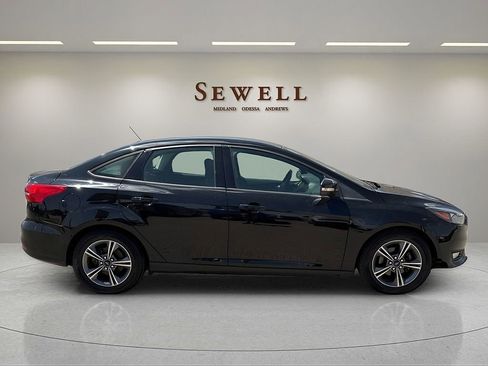 Used 2018 Ford Focus SE w/ SE Appearance Package image 6