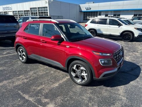 Used 2025 Hyundai Venue Limited FWD image 2