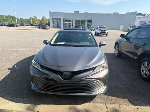 Used 2018 Toyota Camry XLE FWD image 11