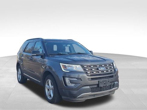 Used 2017 Ford Explorer XLT w/ Equipment Group 202A image 4