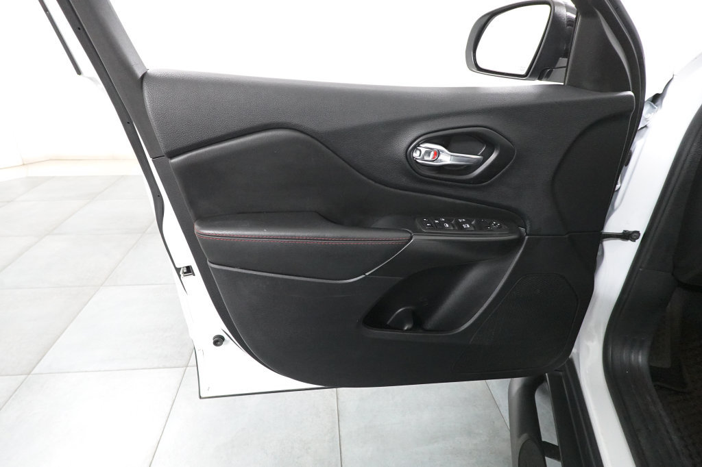 Used 2022 Jeep Cherokee Trailhawk AWD/4WD image 33