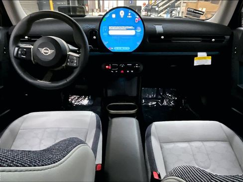 Used 2025 MINI Cooper 2-Door Hardtop image 17