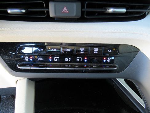 Used 2022 Buick Envision Avenir w/ Technology Package II image 27