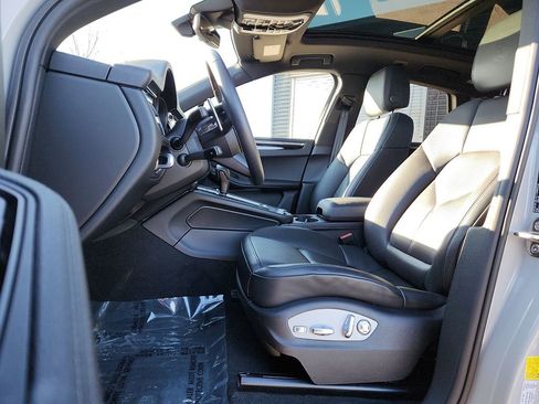 Certified 2025 Porsche Macan image 5