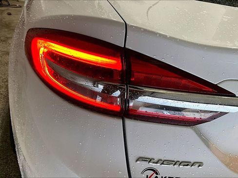 Used 2017 Ford Fusion SE w/ Fusion SE Technology Package image 23