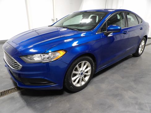 Used 2018 Ford Fusion SE w/ Fusion SE Technology Package FWD image 3