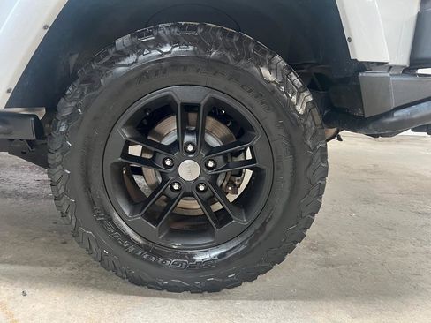 Used 2017 Jeep Wrangler Sahara image 31