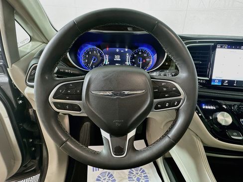 Used 2023 Chrysler Pacifica Limited FWD image 11