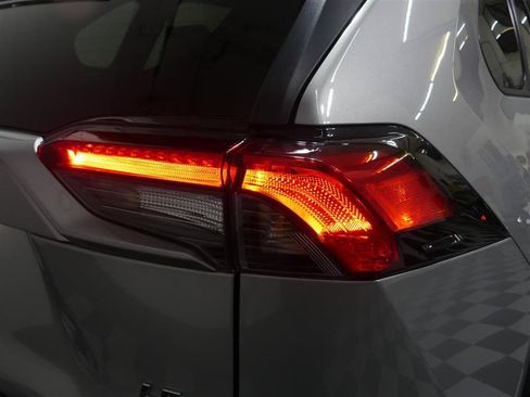 Used 2021 Toyota RAV4 LE FWD image 15