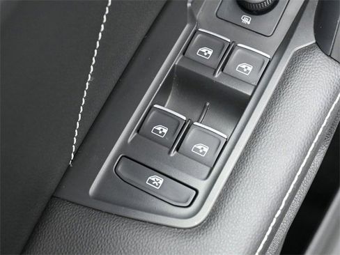 Used 2023 Volkswagen Tiguan SE image 13