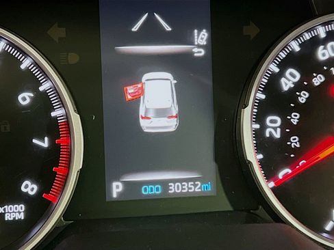 Used 2021 Toyota RAV4 LE image 13