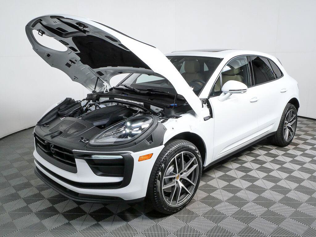 Certified 2026 Porsche Macan AWD/4WD image 32