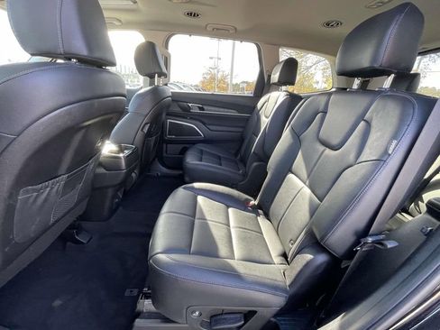 Used 2024 Kia Telluride EX w/ EX Captain's Chair Package image 13