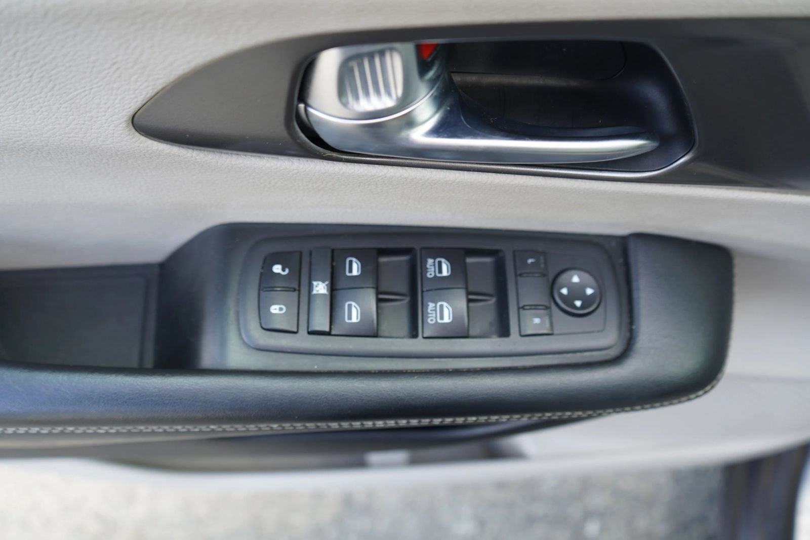 Used 2022 Chrysler Pacifica Touring-L FWD image 10