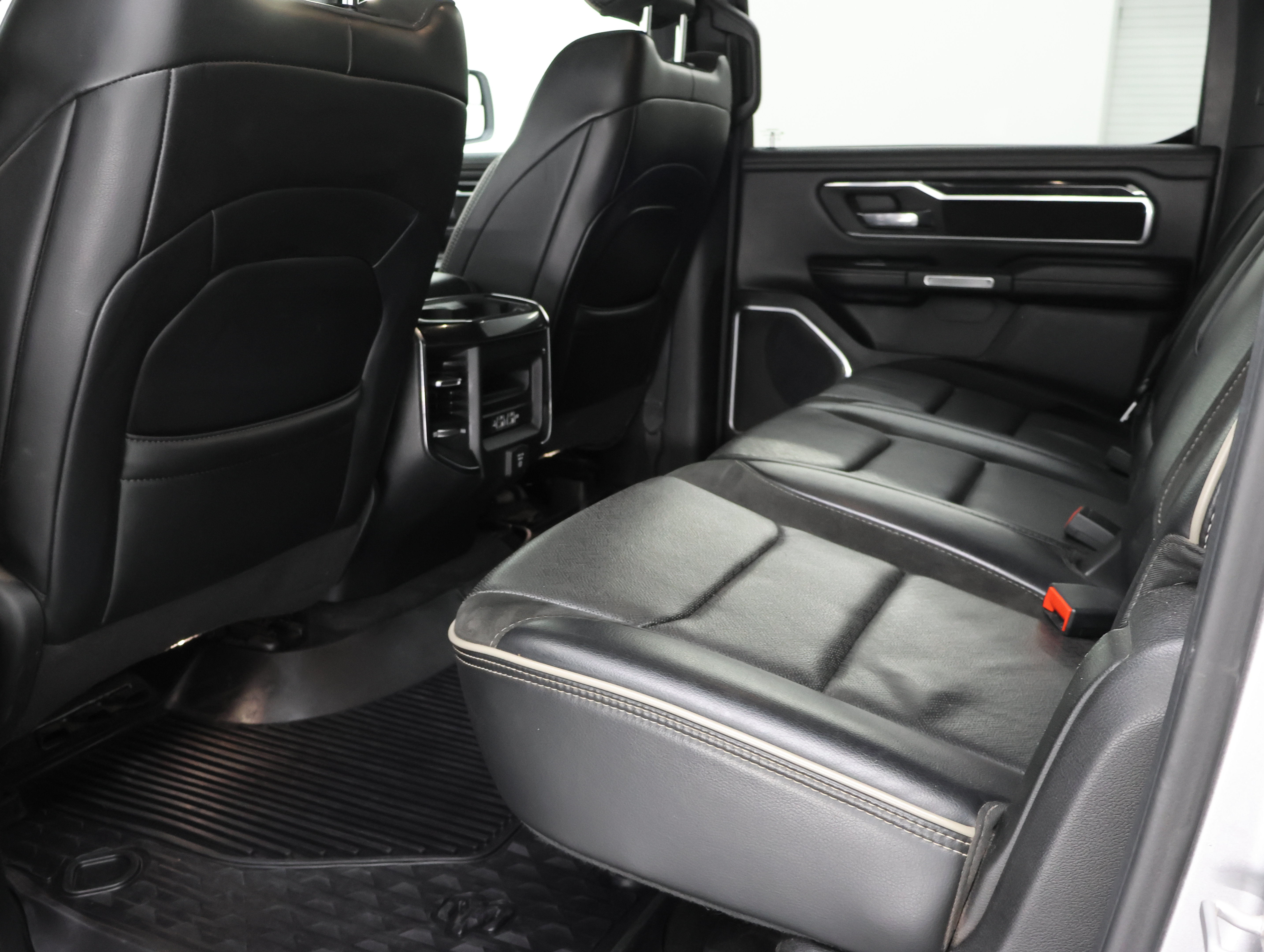 Used 2019 RAM 1500 Laramie w/ Sport Appearance Package AWD/4WD image 8