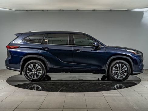 Used 2021 Toyota Highlander XLE AWD/4WD image 4
