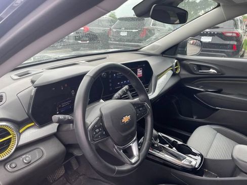 Certified 2025 Chevrolet Trax LT w/ LT Convenience Package FWD image 9