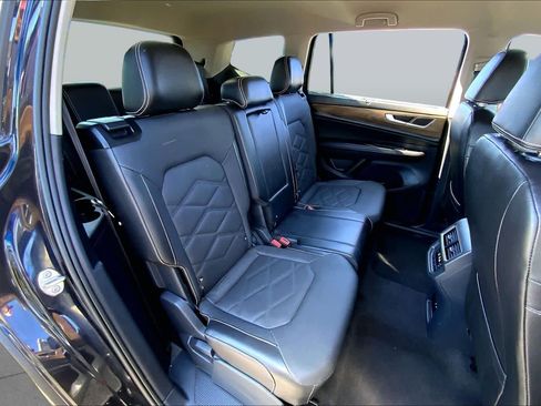 Used 2024 Volkswagen Atlas SE AWD/4WD image 14