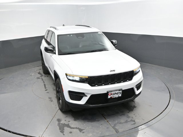 Used 2025 Jeep Grand Cherokee Altitude AWD/4WD image 38