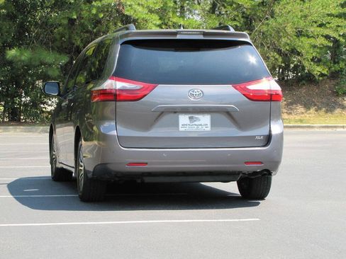 Used 2020 Toyota Sienna XLE w/ XLE Navigation Package FWD image 11