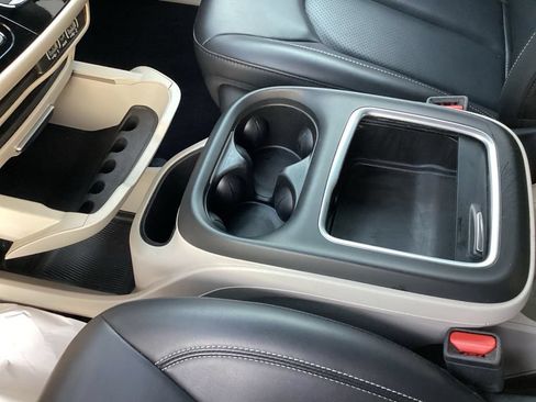 Used 2023 Chrysler Pacifica Touring-L FWD image 31