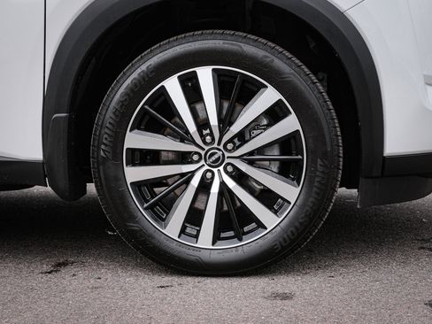 Used 2025 Nissan Pathfinder Platinum image 13