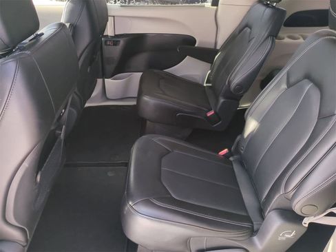 Used 2023 Chrysler Pacifica Touring-L image 19