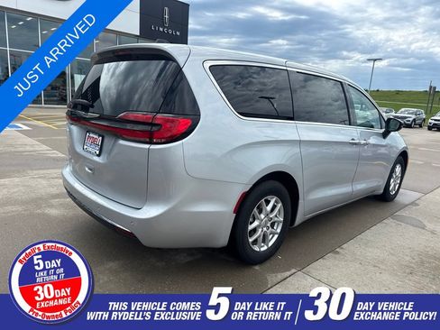 Certified 2024 Chrysler Pacifica Touring-L FWD image 5