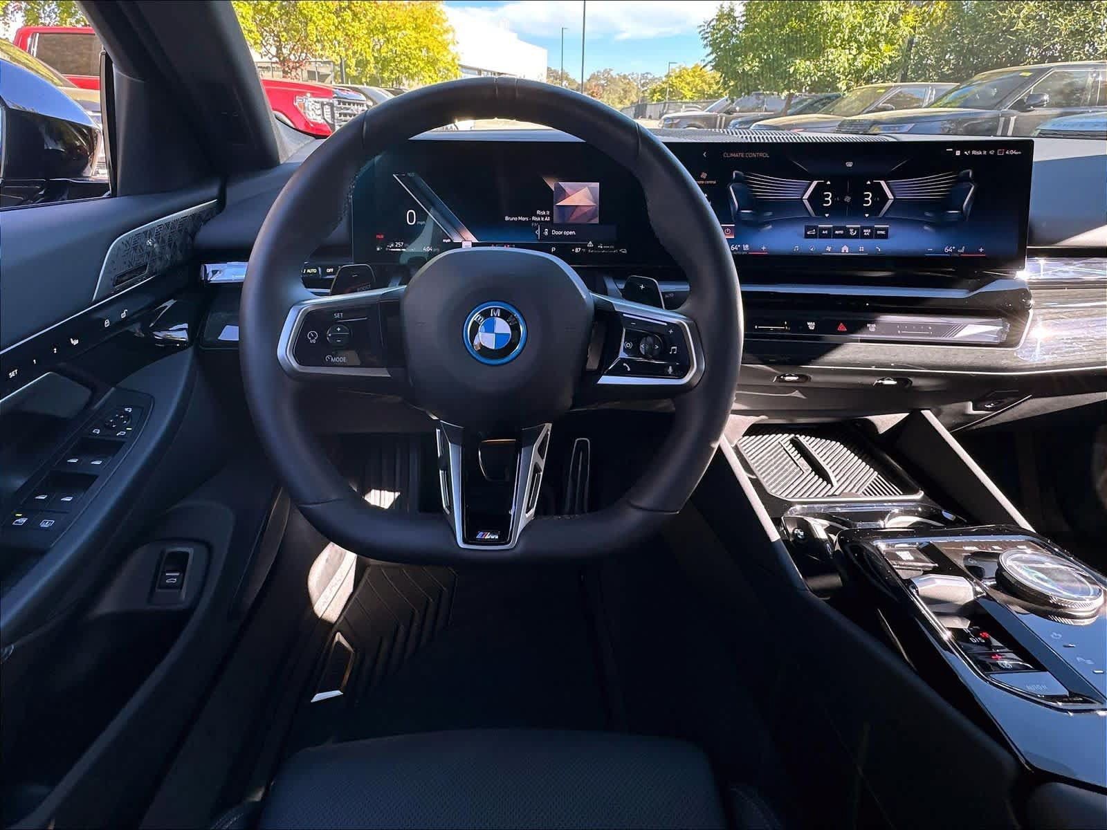 Used 2025 BMW 550e xDrive w/ Premium Package AWD/4WD image 5