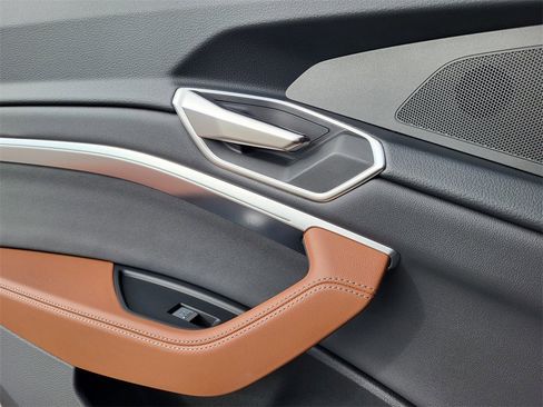 Used 2024 Audi Q8 e-tron Premium Plus image 14