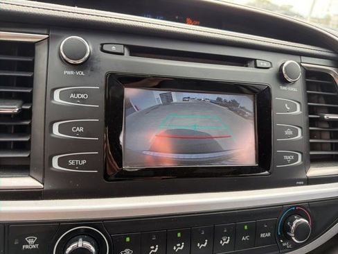 Used 2019 Toyota Highlander LE AWD/4WD image 6