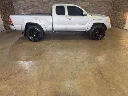 Used 2013 Toyota Tacoma 4x4 Access Cab V6 w/ TRD Sport Pkg image 10