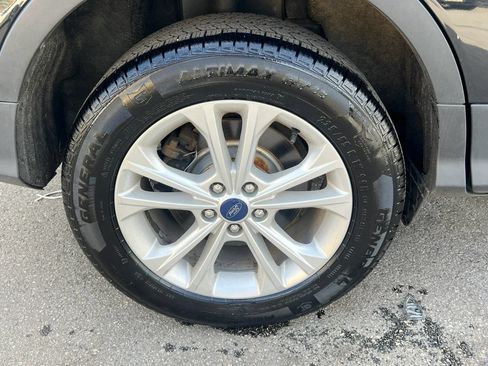 Used 2018 Ford Escape SE w/ SE Sync 3 Package AWD/4WD image 11