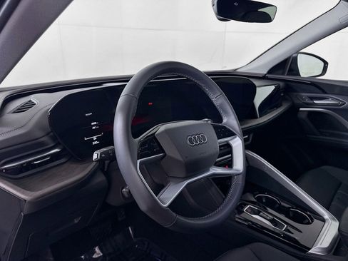 Used 2025 Audi Q5 Premium w/ Convenience Package image 4