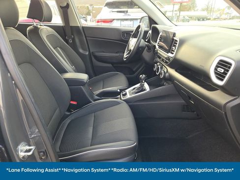 Used 2024 Hyundai Venue Limited image 8