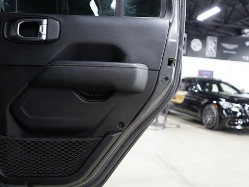 Used 2019 Jeep Wrangler Unlimited Sahara AWD/4WD image 18