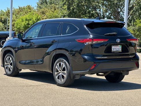 Used 2022 Toyota Highlander XLE AWD/4WD image 6